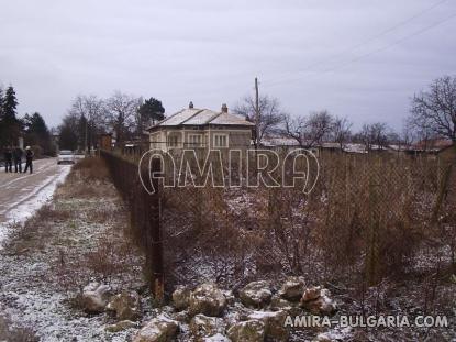 House with big plot 26 km from the beach road access