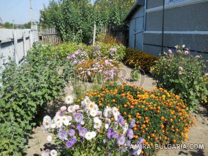 Bulgarian holiday home near a dam garden