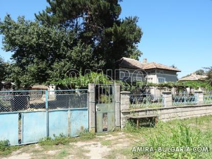 Bulgarian house in a well served village fence