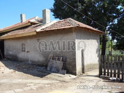 Bulgarian house in a well served village back