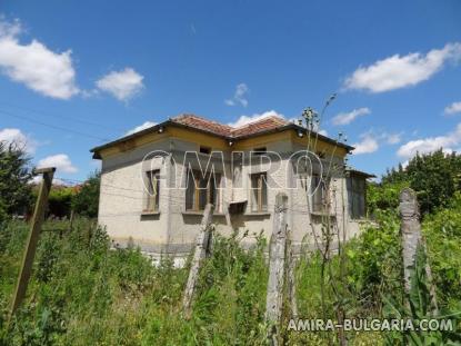 Bulgarian country house near a lake 3
