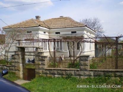 House in Bulgaria 5 km from Dobrich front 2