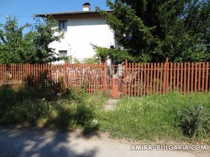 House in Bulgaria 32km from the beach fence 2