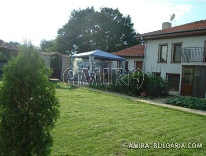 Authentic Bulgarian house near a lake 1