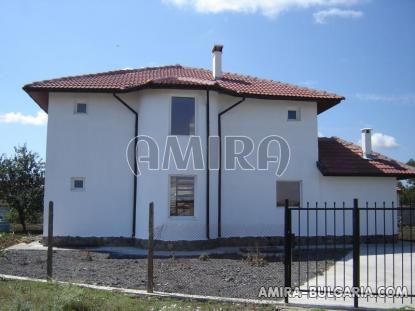 New 4 bedroom house 8 km from the beach back 2