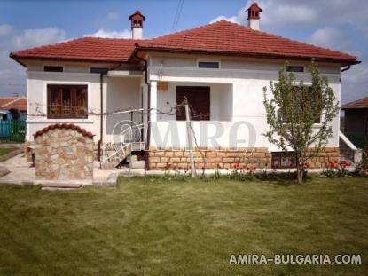 Renovated house next to Dobrich front 3