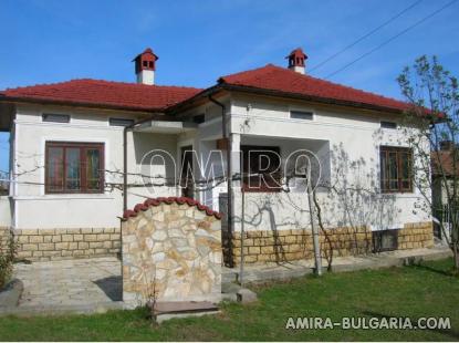 Renovated house next to Dobrich front